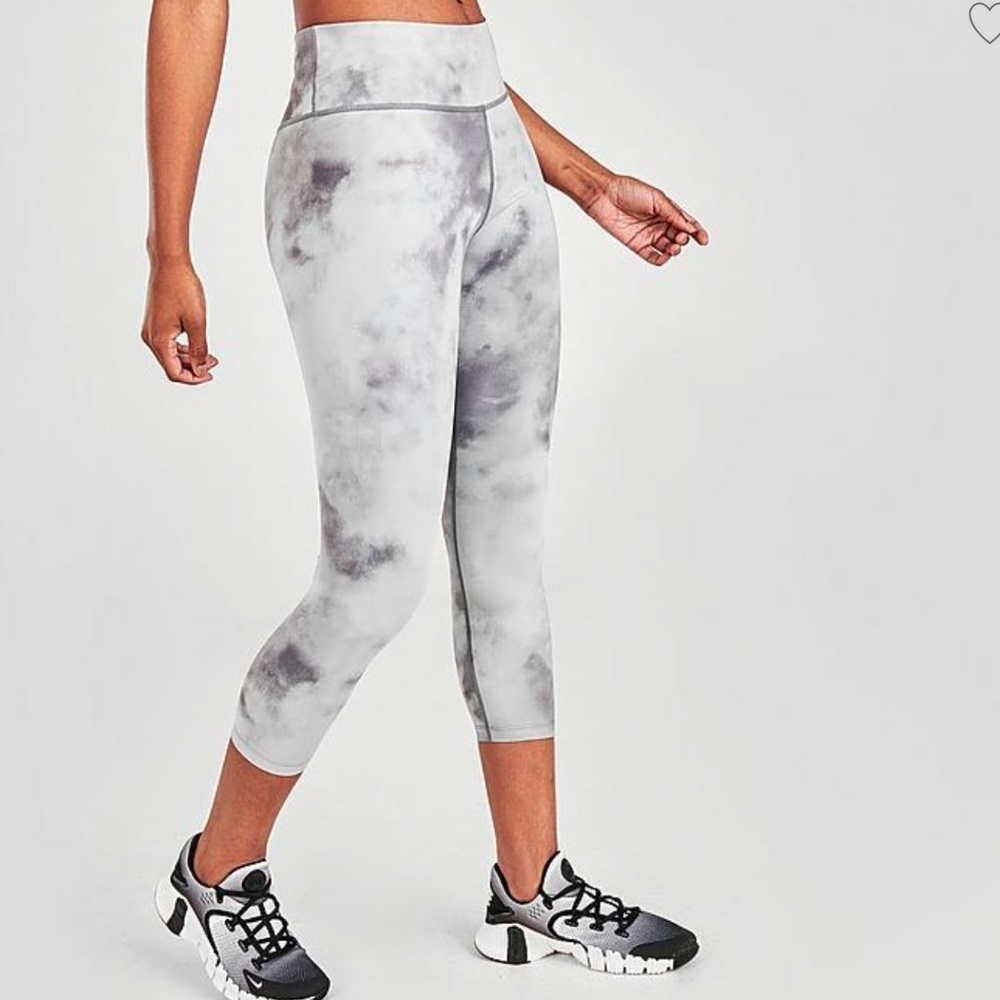 LAST ONE AVAILABLE!! - New Nike Women's Smoke Grey High Rise 3/4 Leggings